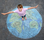 Kind steht auf einer mit Kreidefarben auf den Boden gemalten Erde