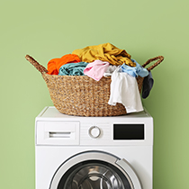 Waschmaschine gefüllt mit bunter Wäsche