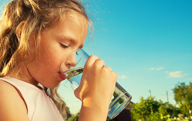 Teaser Eigenschaften von Wasser_Mädchen mit Wasserglas