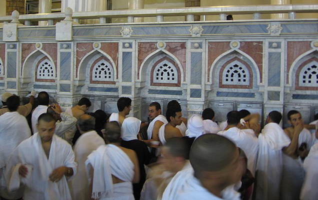 Männer trinken am Zamzam Brunnen in Mecca